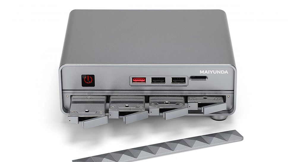 La pequeña y oscura PC que quería ser un gran NAS: la súper compacta Maiyunda M1 no cuesta tanto, ofrece hasta 40 TB de almacenamiento SSD, ejecuta Windows y tiene 4 puertos Gigabit Ethernet