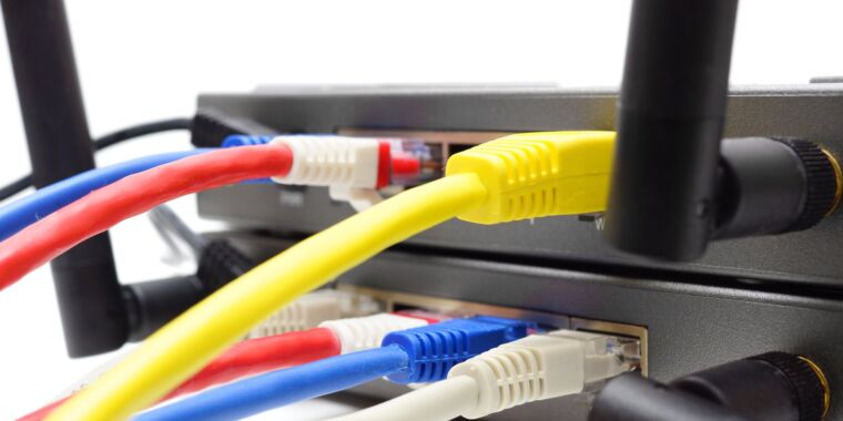 El presidente de la FCC rechaza el llamado para imponer tarifas de servicio universal a la banda ancha