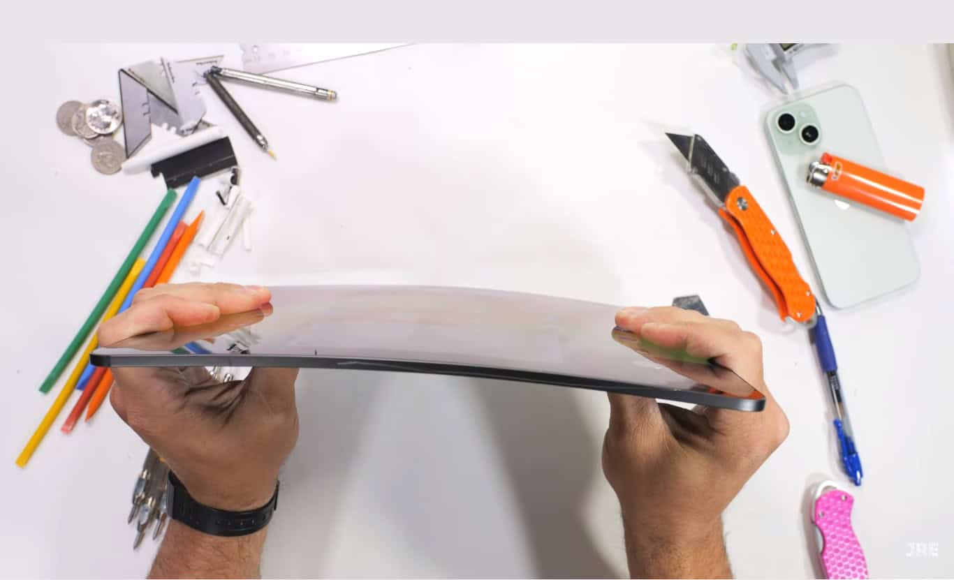 El iPad Pro súper delgado de 13 pulgadas no se rompe fácilmente en la prueba de flexión