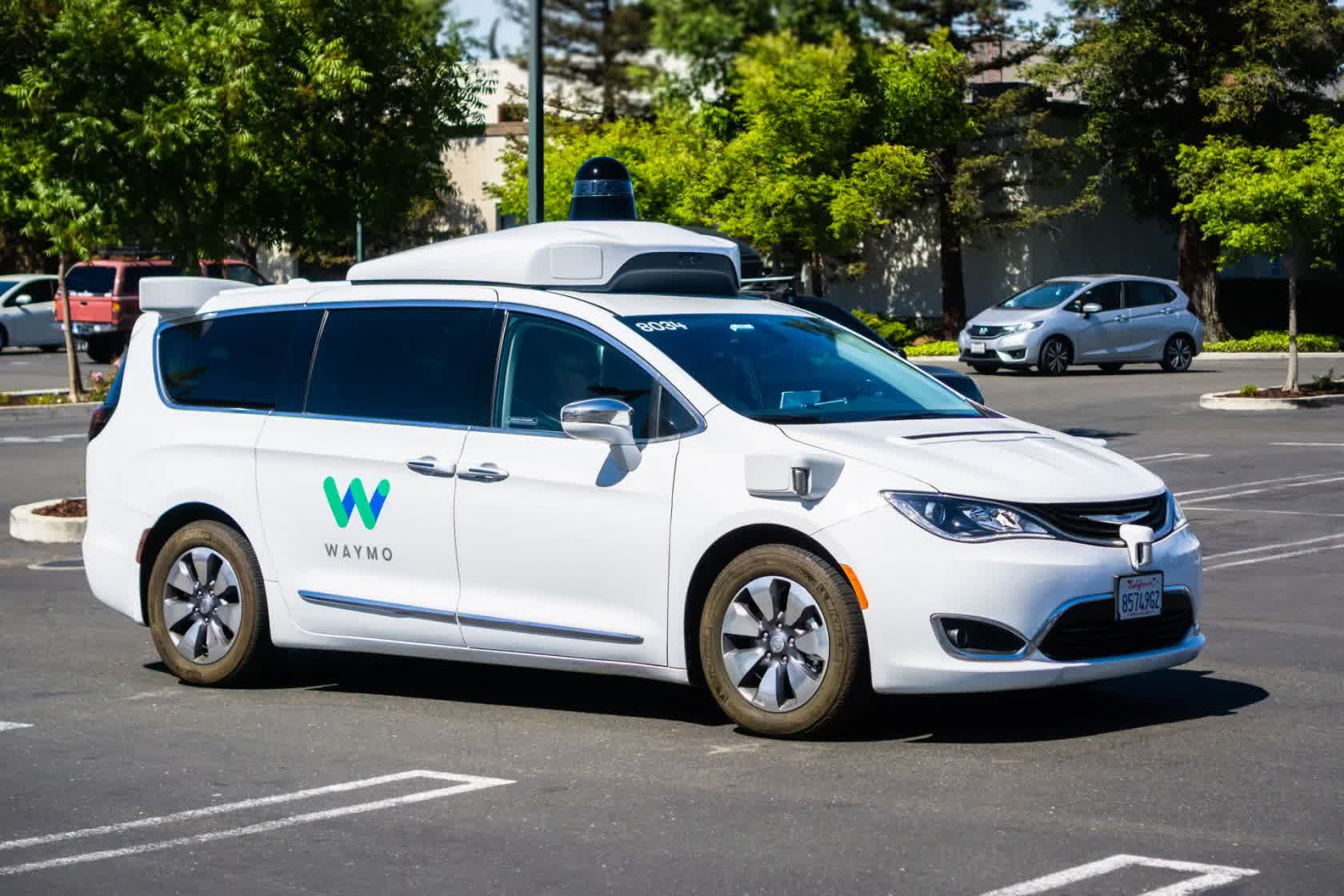 Waymo bajo investigación de la NHTSA luego de múltiples accidentes y violaciones de tránsito reportadas