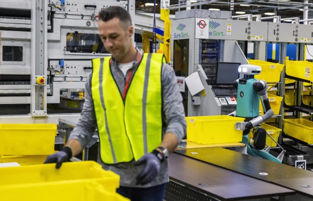 A medida que las filas de los robots de Amazon aumentan, los trabajadores se preocupan por su futuro
