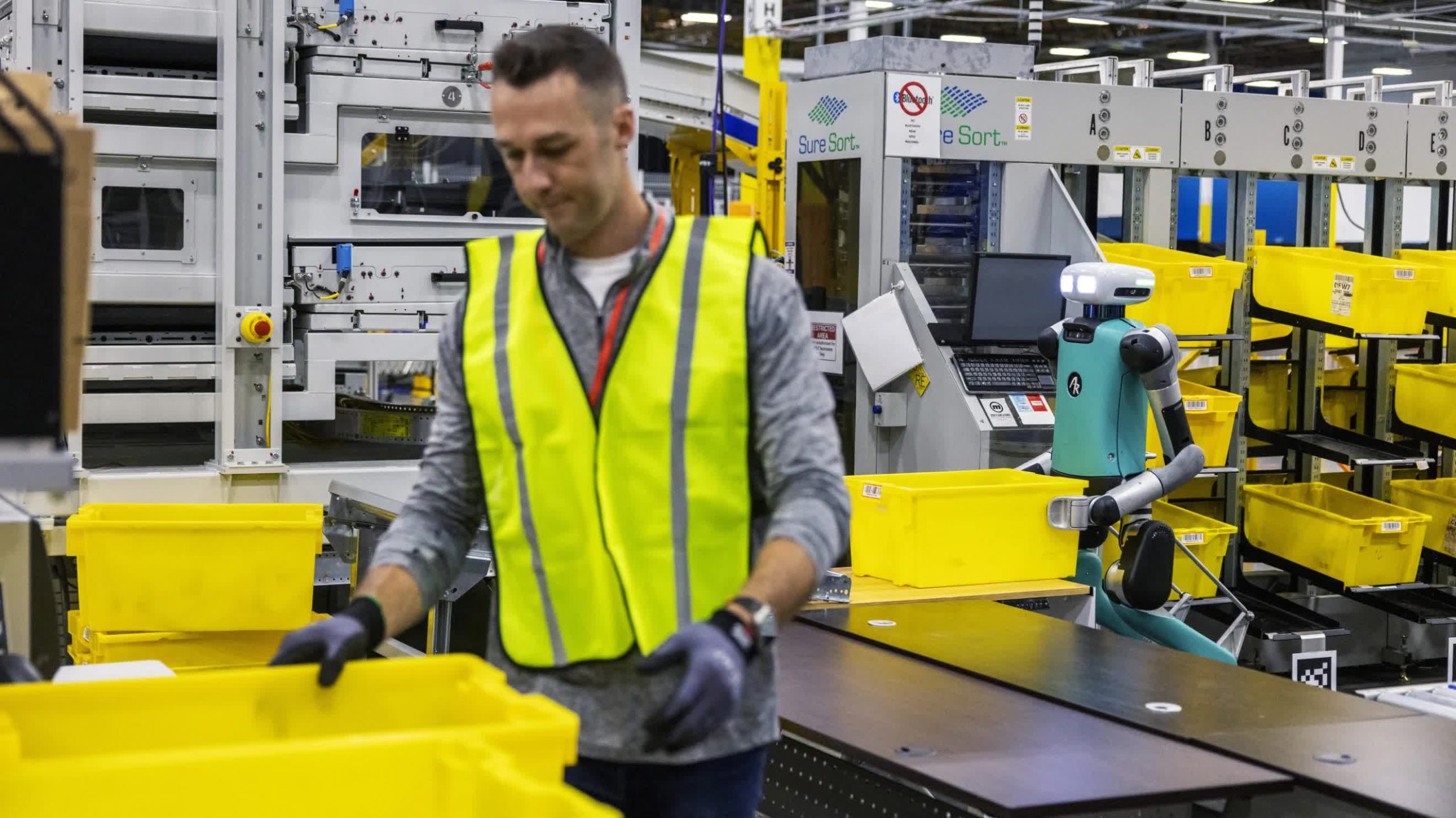A medida que las filas de los robots de Amazon aumentan, los trabajadores se preocupan por su futuro