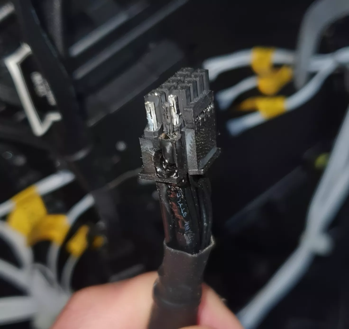El propietario de RTX 4090 dice que su conector de alimentación de 16 pines se derritió en los extremos de la GPU y la PSU simultáneamente