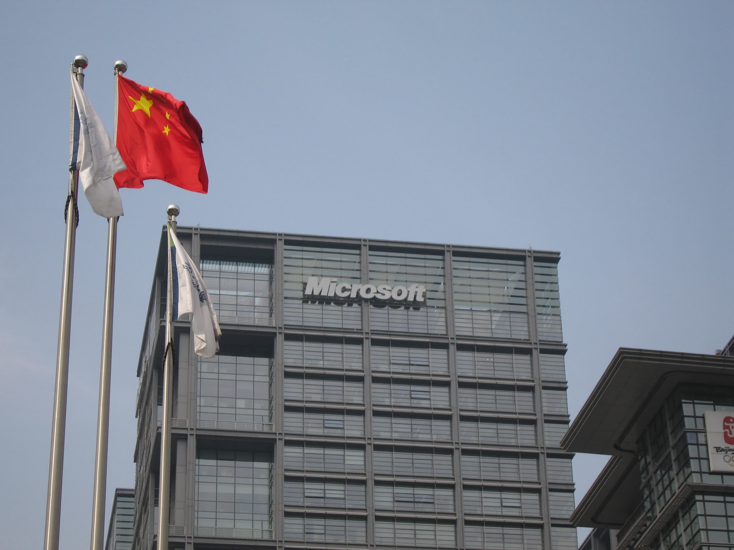 Microsoft pide al personal en China que se reubique en medio de las crecientes tensiones tecnológicas entre Washington y Beijing