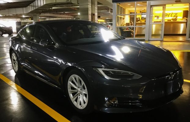 Hertz es atrapado cobrando a varios inquilinos de Tesla por no devolver los vehículos eléctricos con el tanque lleno de gasolina