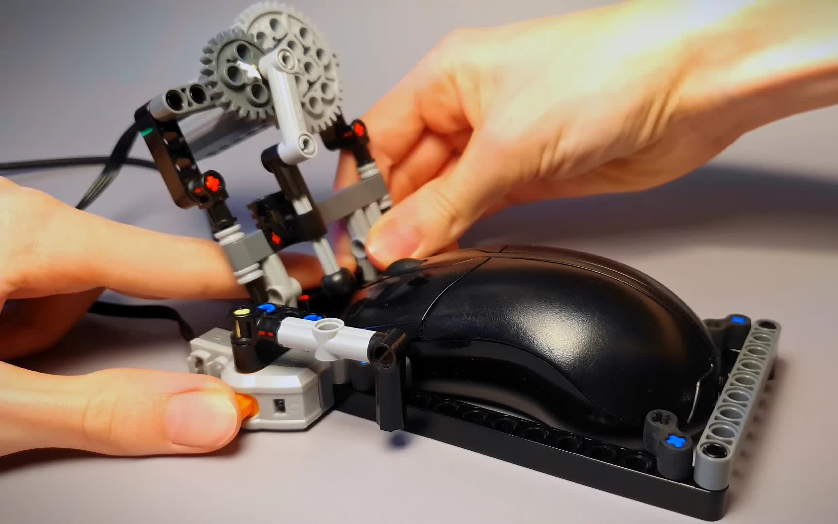 El artilugio de Lego rompe récords de velocidad de clic del mouse a más de 70 clics por segundo
