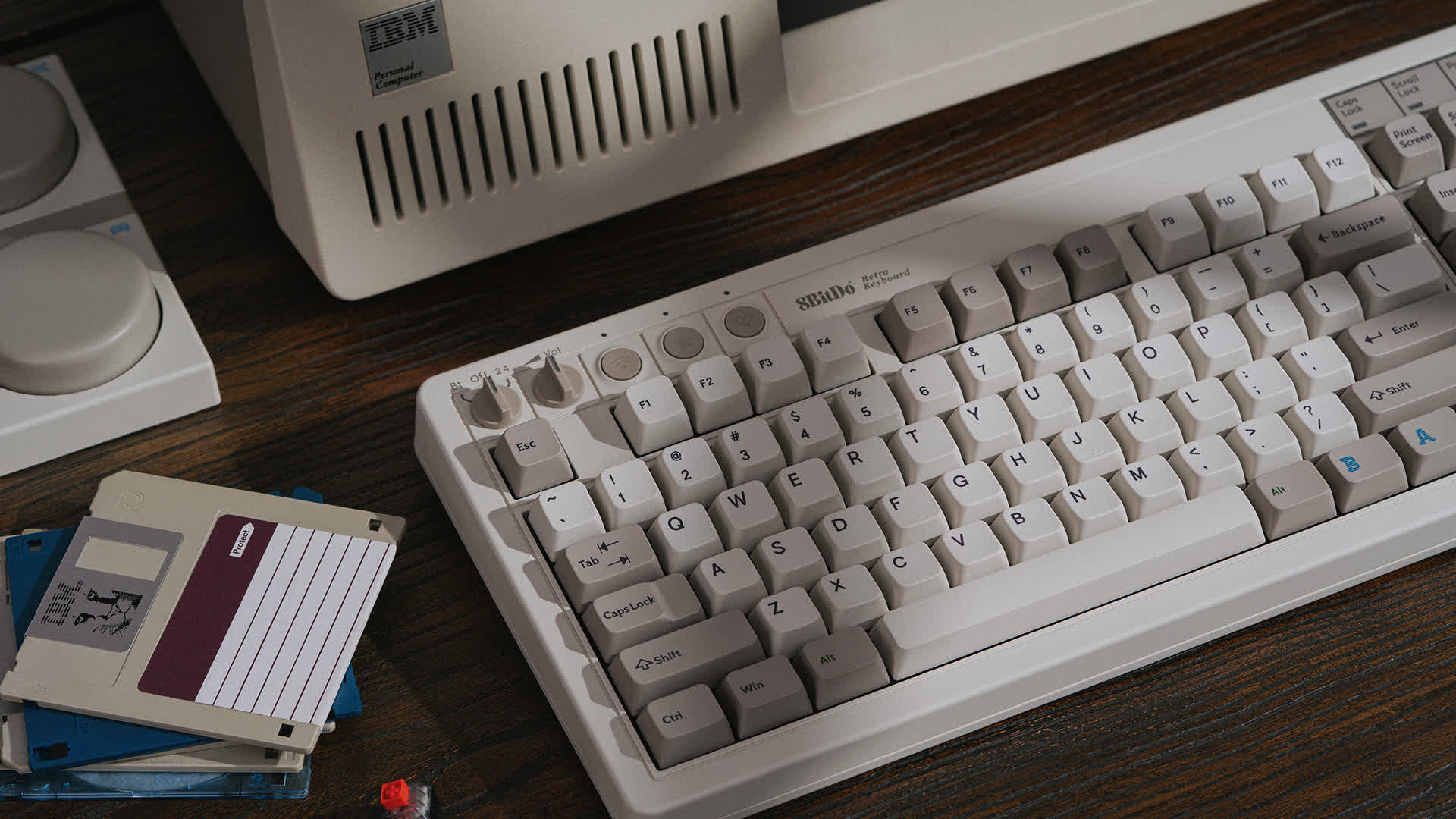 8BitDo anuncia el teclado mecánico retro inspirado en IBM M, el teclado a juego se vende por separado