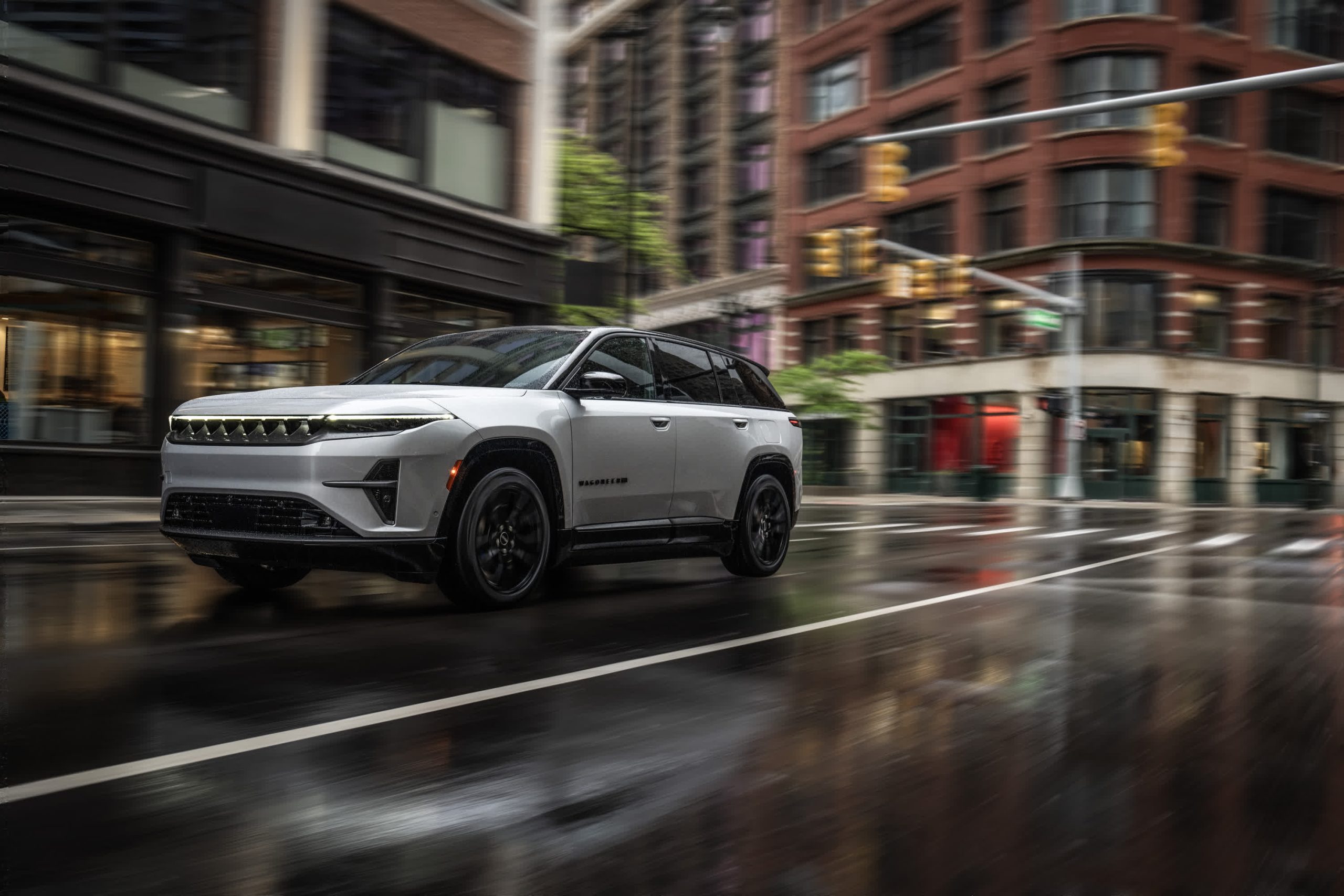 El primer vehículo eléctrico de Jeep es el Wagoneer S de 72.000 dólares: autonomía de 300 millas, 600 caballos de fuerza