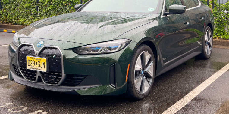 El BMW i4 monomotor demuestra que los vehículos eléctricos menos potentes suelen ser mejores