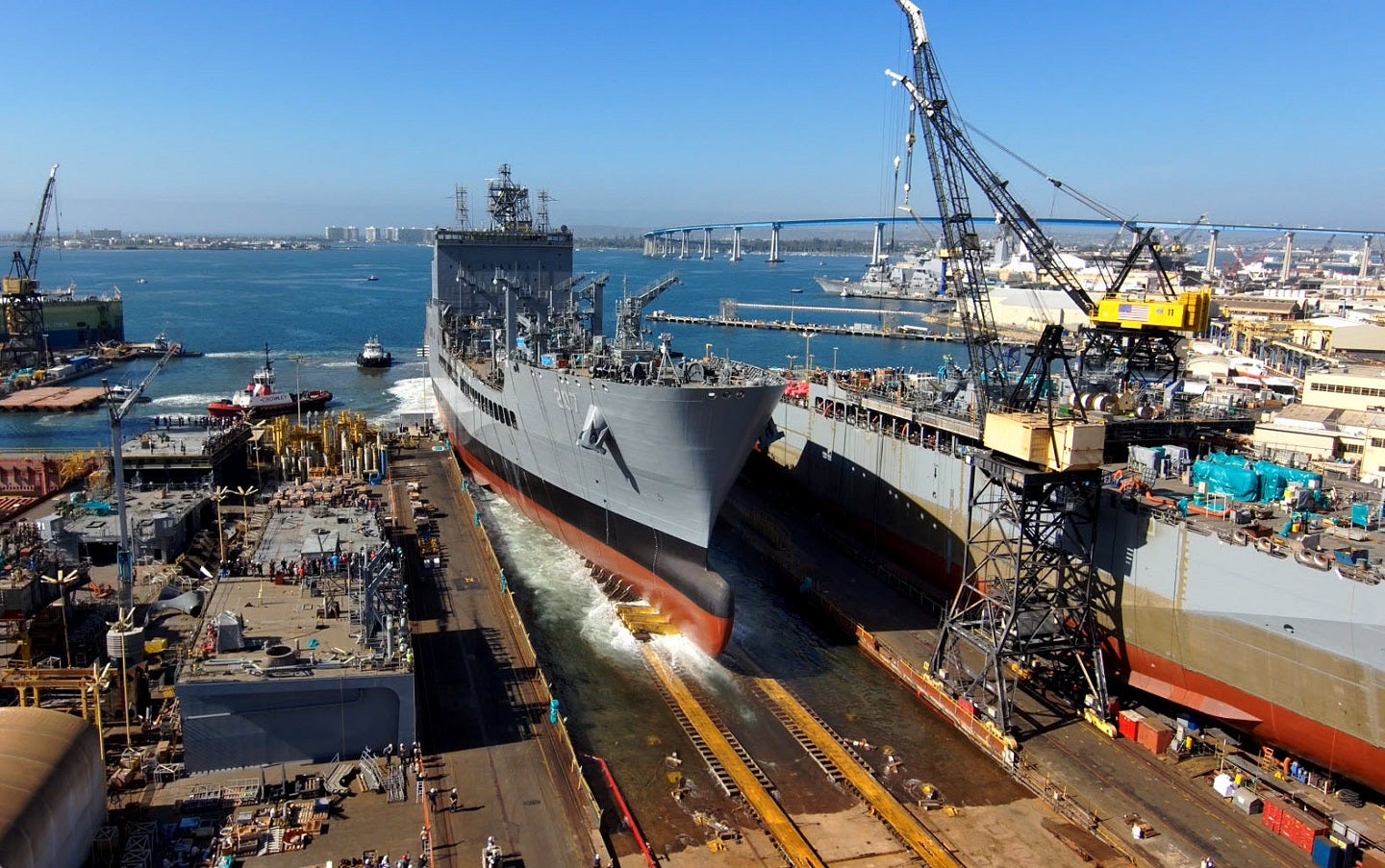 Entrega del petrolero de reabastecimiento de flota USNS Earl Warren