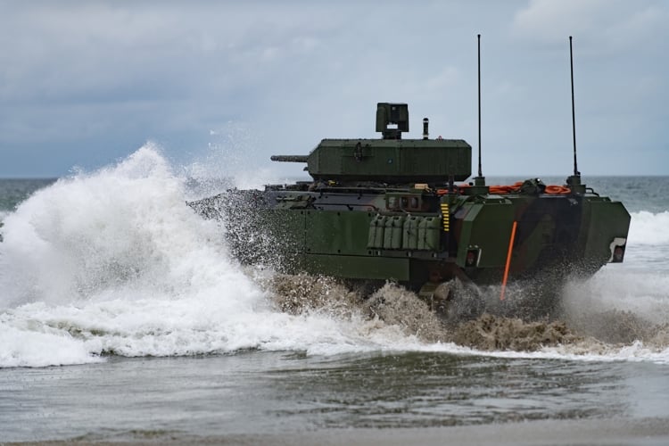 USMC prueba un vehículo de combate anfibio con torreta remota Protector