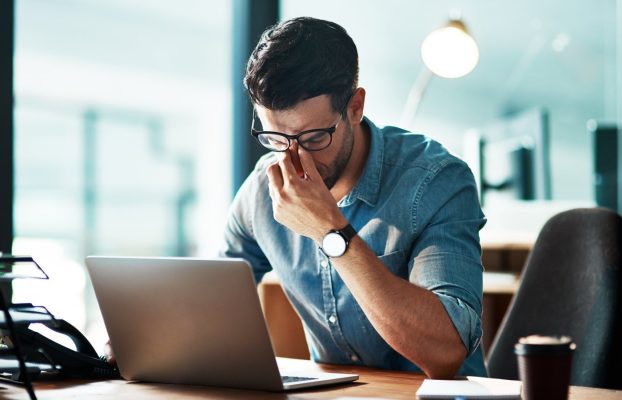 Nueve de cada diez líderes empresariales del Reino Unido sufren de ansiedad tecnológica que interrumpe su sueño, según un estudio de BT