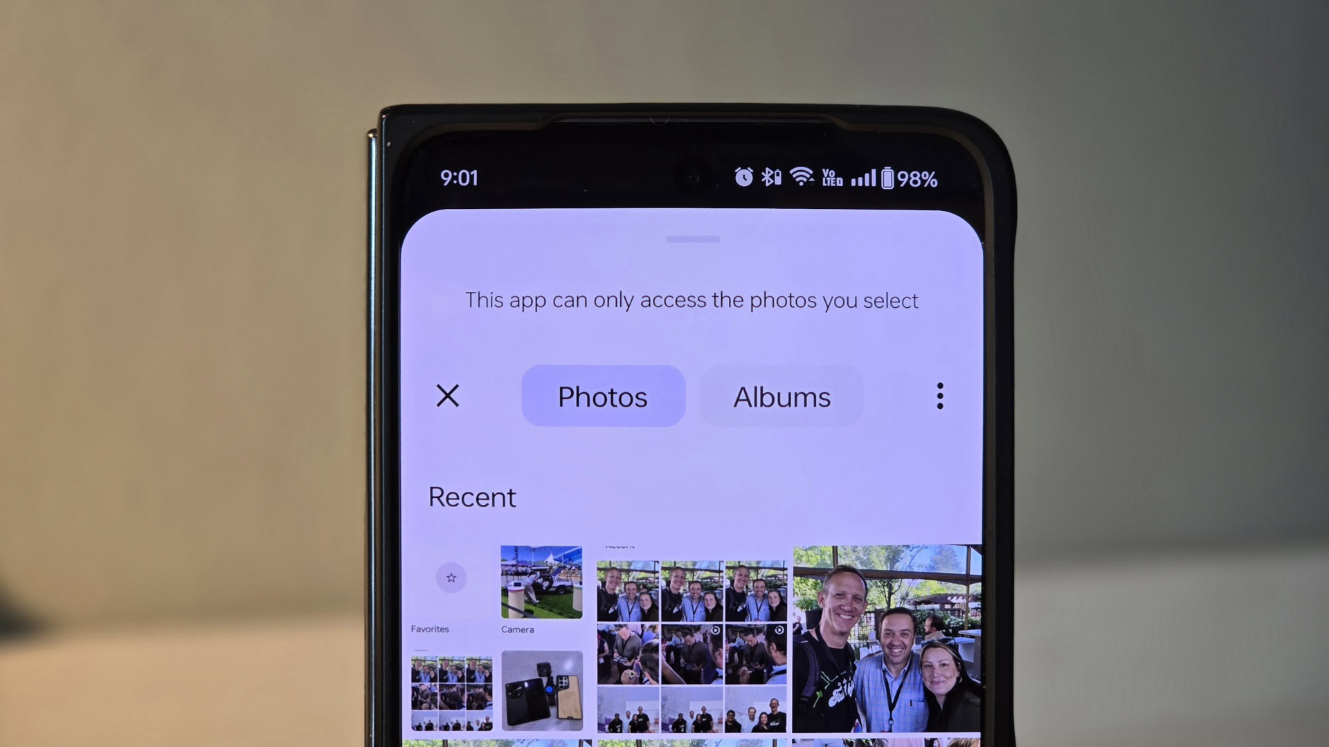 El Selector de fotos de Android finalmente te permitirá buscar en tu galería