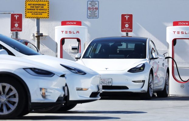 Puedes comprar un Tesla usado por poco dinero.  Solo tenga cuidado si lo hace