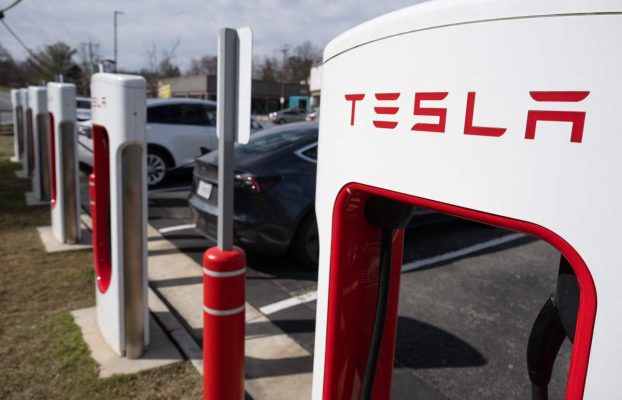 La rentable red Supercharger de Tesla está en el limbo después de que Musk despidiera a todo el equipo
