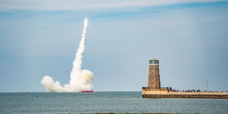 Informe sobre cohetes: explosión de un cohete norcoreano;  lanzamiento sobre el horizonte chino
