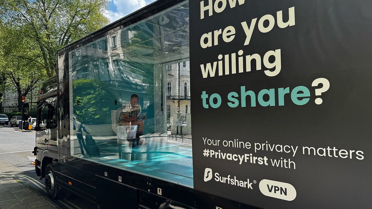 Hay un anuncio de baño transparente afuera de mi oficina, y lo hizo una empresa de VPN