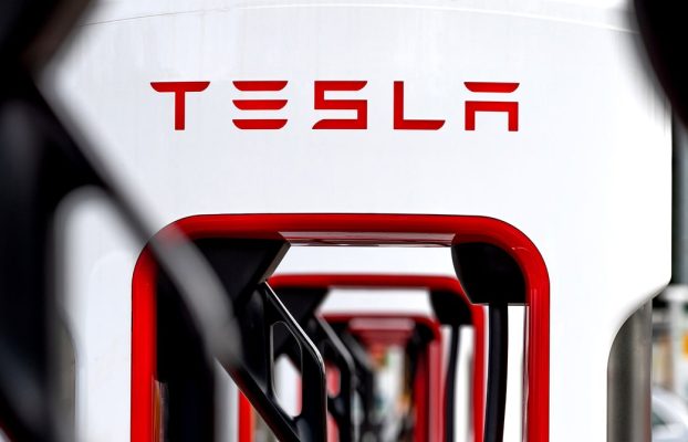 Mientras las preguntas giran en torno a los supercargadores de Tesla, comienza la carrera para llenar el vacío de energía