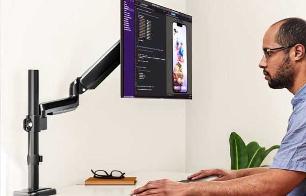 Eleva tu escritorio con este brazo para monitor VESA de $22