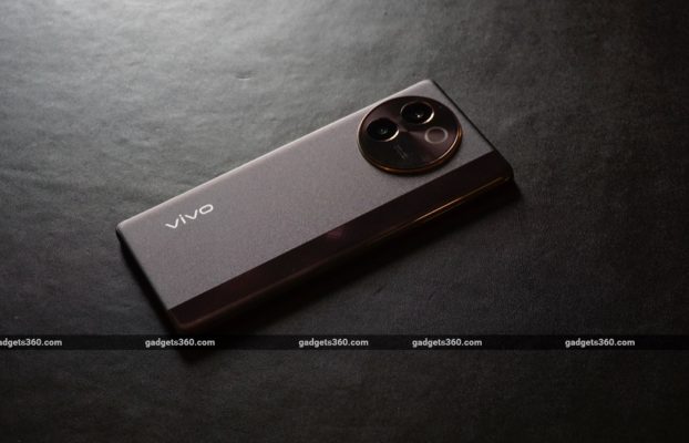 Primeras impresiones del Vivo V30e: diseño similar, nueva cámara