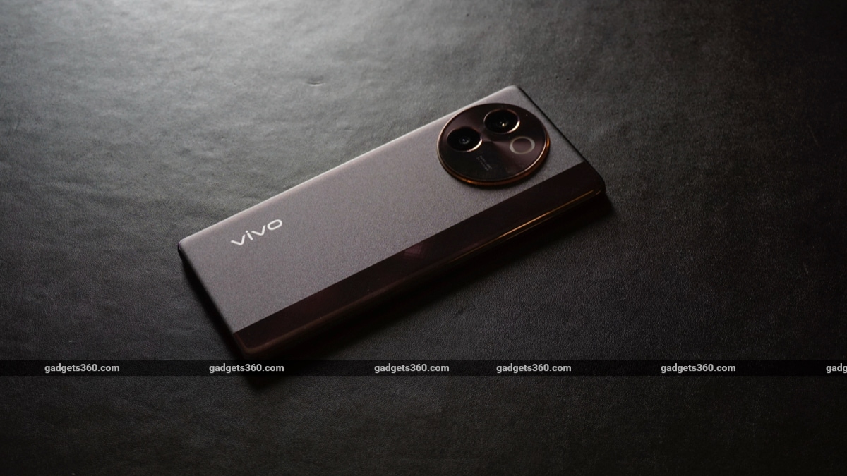 Primeras impresiones del Vivo V30e: diseño similar, nueva cámara