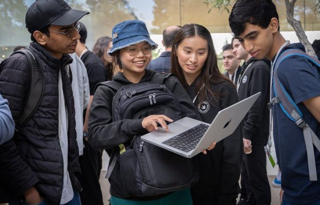 Apple honra a 50 estudiantes mientras expande la codificación más allá de los ingenieros de cara a la WWDC 2024
