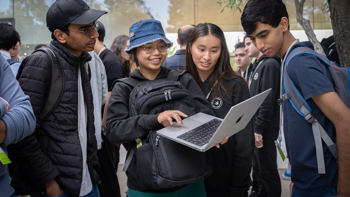 Apple honra a 50 estudiantes mientras expande la codificación más allá de los ingenieros de cara a la WWDC 2024