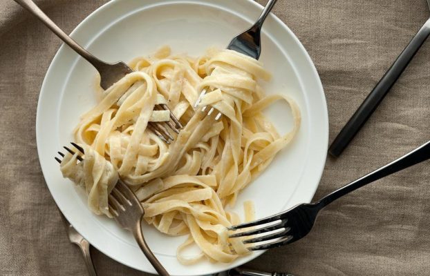 Deje de enjuagar los fideos después de cocinarlos: le preguntamos a un chef italiano sobre 9 mitos sobre la pasta