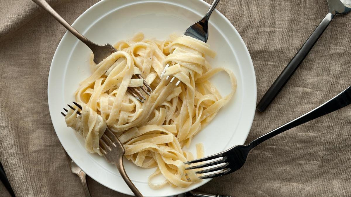 Deje de enjuagar los fideos después de cocinarlos: le preguntamos a un chef italiano sobre 9 mitos sobre la pasta