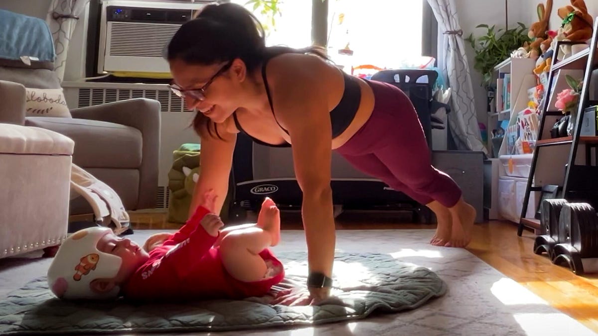 Probé tres aplicaciones de fitness para ayudarme en mi recuperación posparto: vídeo