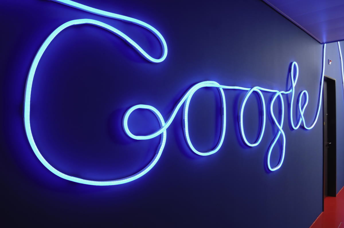 Google prohíbe los anuncios que promocionan sitios web y aplicaciones que generan pornografía deepfake