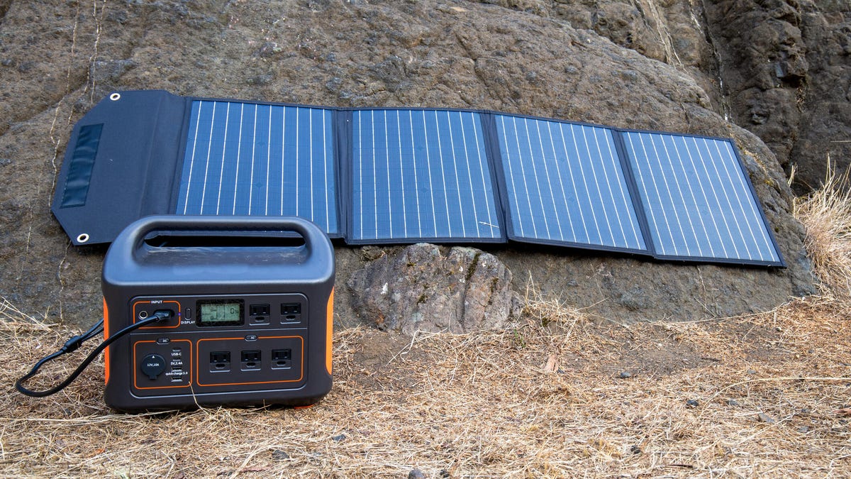 Cómo los generadores solares pueden mantener sus dispositivos encendidos mientras acampa