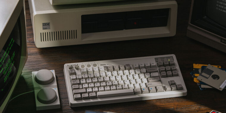 El teclado mecánico 8BitDo M Edition es una versión moderna del Modelo M de IBM