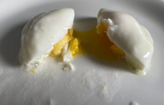 Estos huevos escalfados en microondas de 1 minuto son un truco de brunch para todas las edades