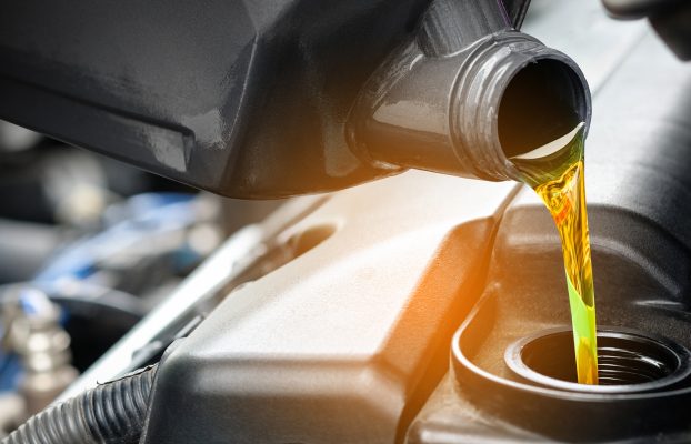 10 errores que podrías estar cometiendo al cambiar el aceite de tu vehículo