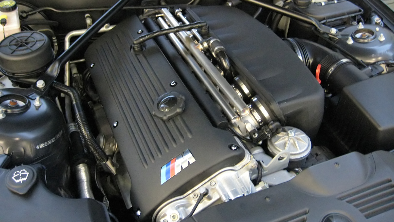¿Qué coches tienen el motor S54 de BMW debajo del capó y cuántos caballos de fuerza tiene?