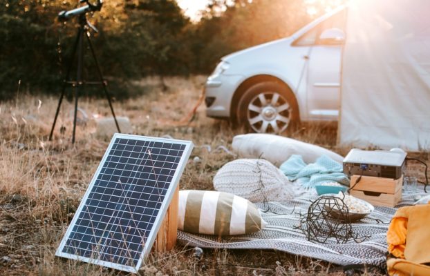 5 dispositivos solares para acampar que puedes llevar en tu próximo viaje de campamento