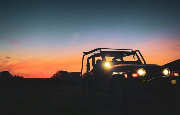 ¿Qué accesorios exteriores únicos puedo agregar a mi Jeep Wrangler?