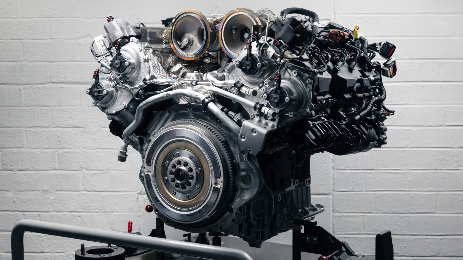 Bentley revela el motor híbrido V8 para sus futuros autos de alto rendimiento