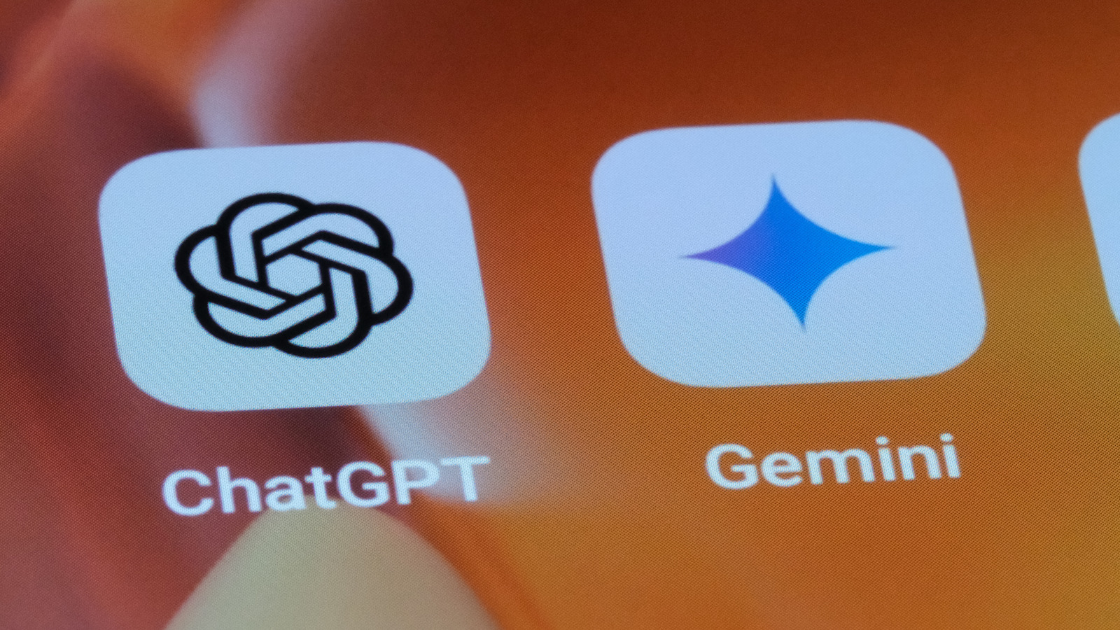 ChatGPT vs.  Google Gemini: ¿Qué chatbot con IA es más inteligente?