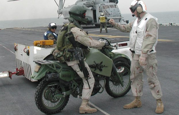 El Cuerpo de Marines de EE. UU. utiliza esta motocicleta Kawasaki especial que funciona con combustible para aviones