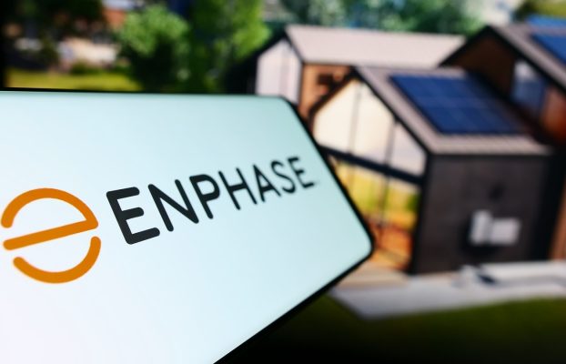Los microinversores de Enphase convierten la energía solar de CC a CA para alimentar hogares