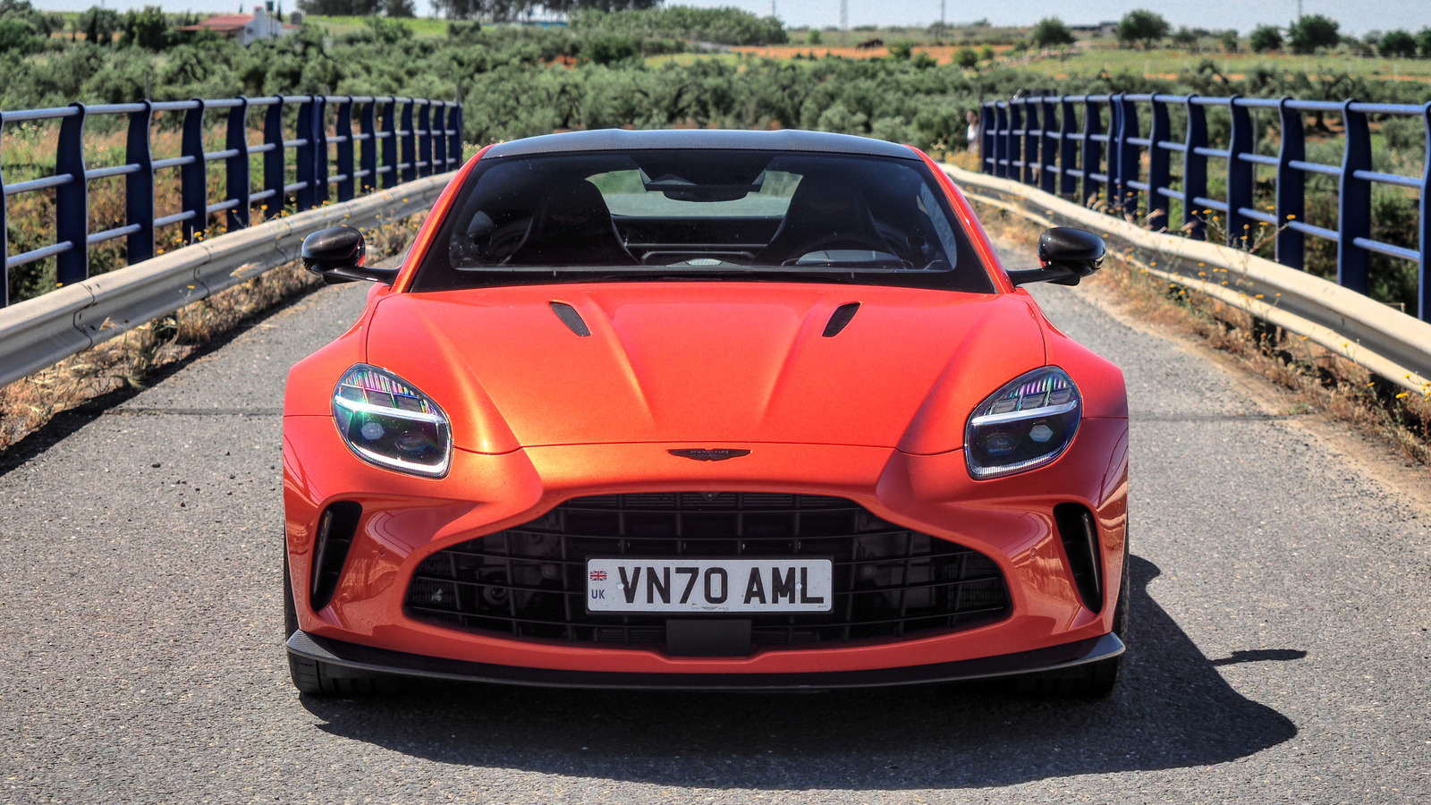 El Aston Martin Vantage 2025 te convierte en un conductor más seguro