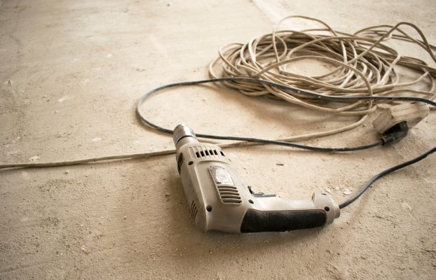 ¿Es seguro utilizar herramientas eléctricas antiguas?
