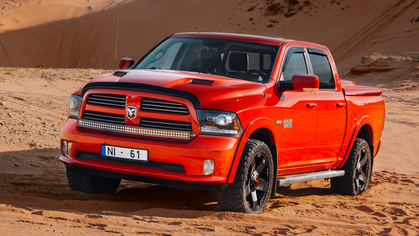 Una insignia 345 Hemi en un automóvil rinde homenaje a los Muscle Cars del pasado