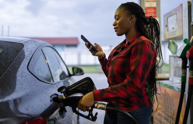 ¿Por qué hay señales de advertencia sobre el uso del teléfono celular mientras se bombea gasolina?