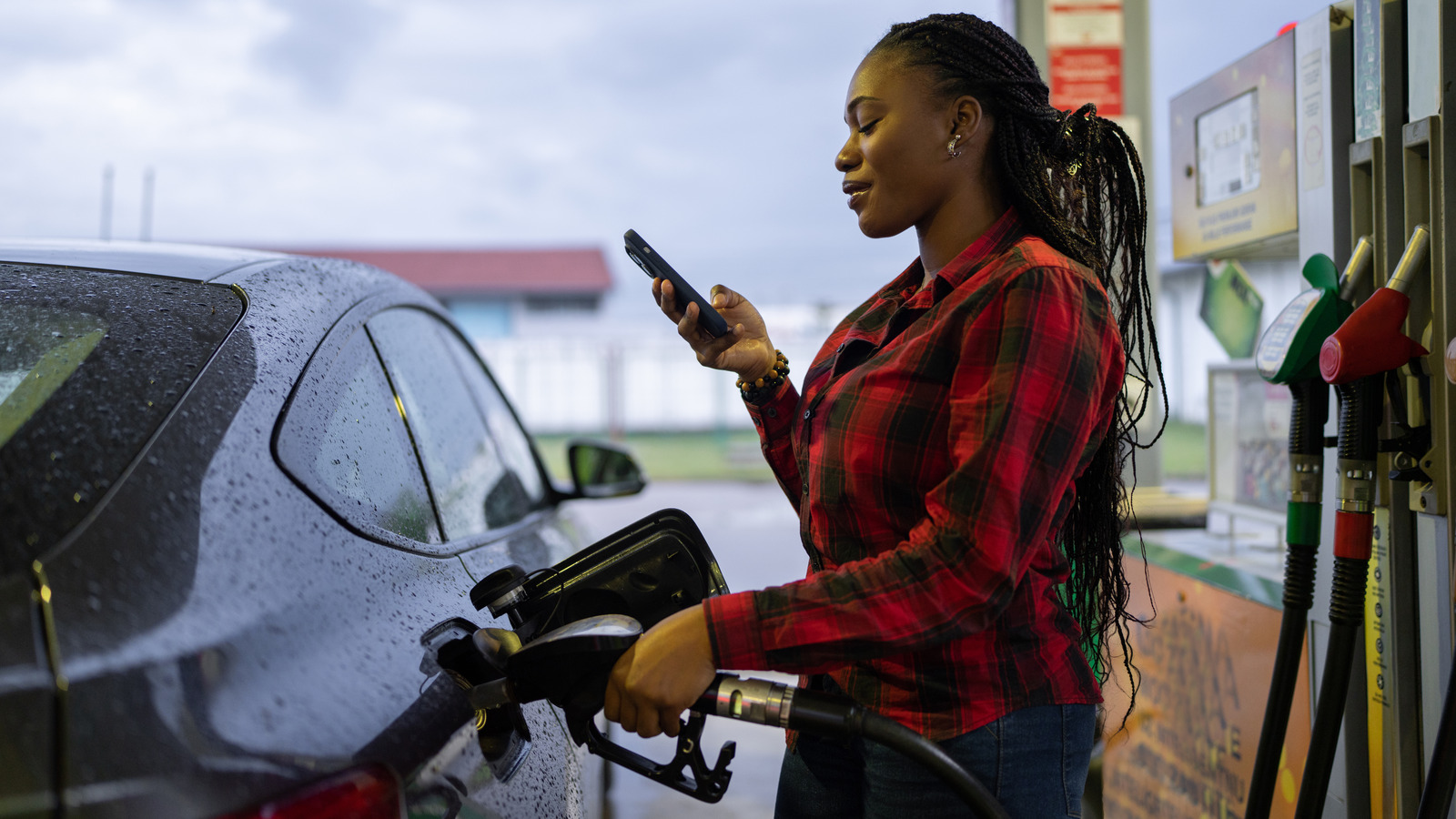 ¿Por qué hay señales de advertencia sobre el uso del teléfono celular mientras se bombea gasolina?