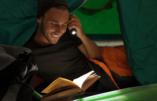 5 de las mejores linternas recargables para su próximo viaje de campamento o senderismo
