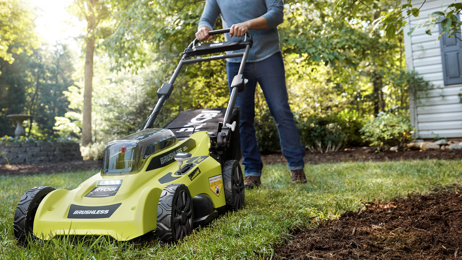 Cómo limpiar su cortadora de césped Ryobi (y qué no hacer)