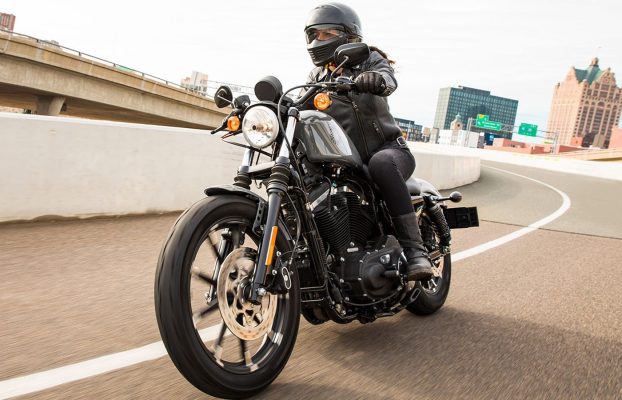 ¿Pueden dos personas viajar en una Harley-Davidson Iron 883?
